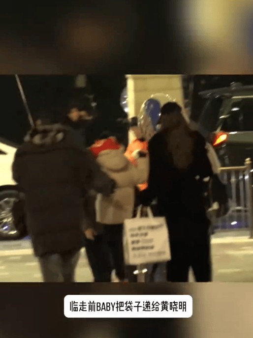 黄晓明、杨颖一行人游玩游玩迪士尼乐园。