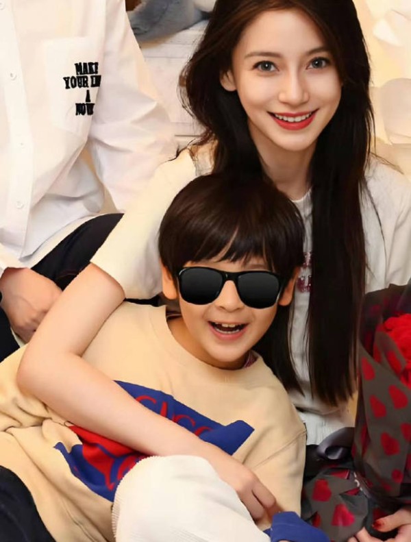 杨颖和儿子小海绵的感情超好！