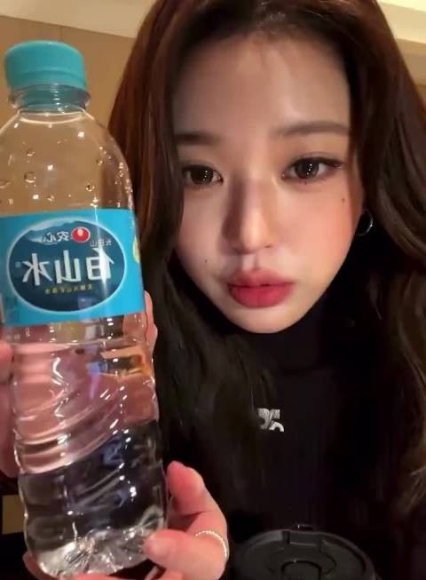 张元英用中文说“等一下”好可爱，登一虾