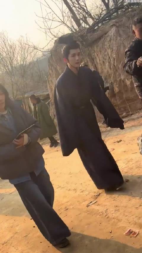 张新成《秦谜》拍摄路透上新，深色古装搭配束冠好俊朗
