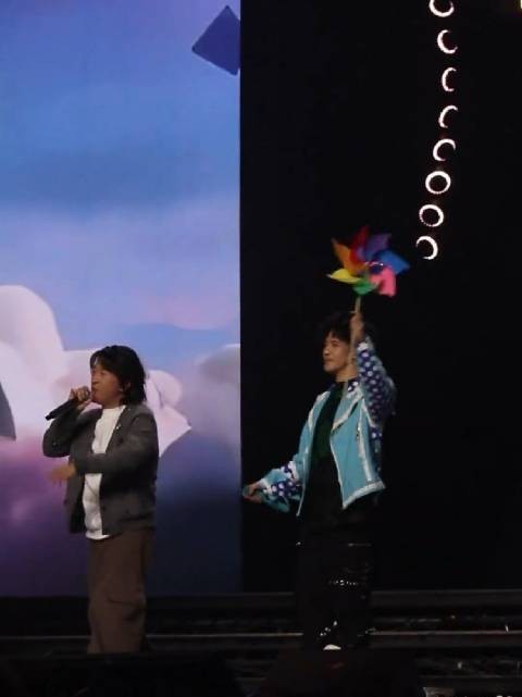 亚细亚旷世奇才作为嘉宾现身大张伟演唱会,并和大老师一起合唱了《莫愁乡》