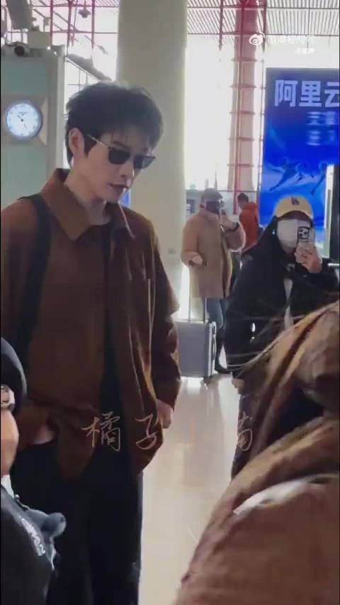 魏大勋长腿步伐引热议，视觉盛宴吸睛