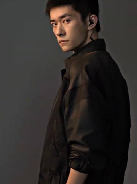 易烊千玺新剧严迪造型曝光，刑侦大佬气场拉满