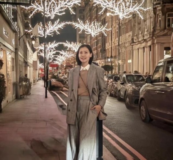 李嘉欣赴伦敦陪儿子，与雷颂德妻子聚会，雷颂德全家移居当地八年