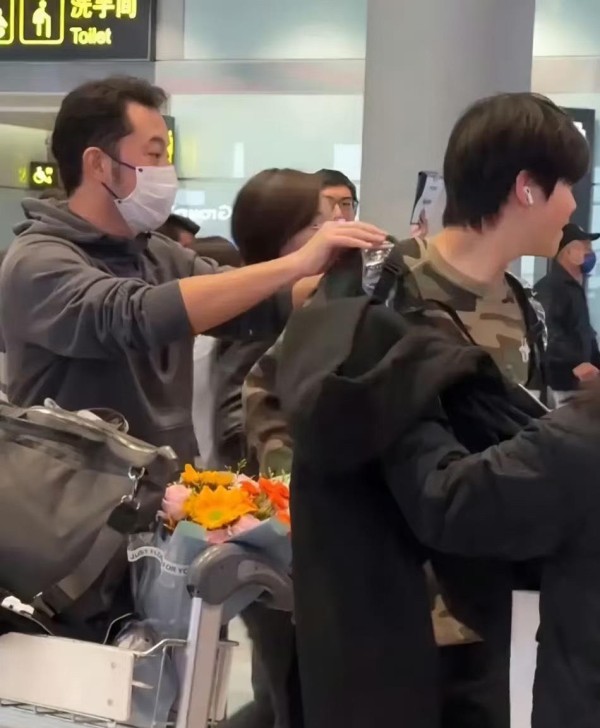 胡可14岁儿子晒留学生活，住60平套房有两面墙衣柜，吃火鸡面解馋