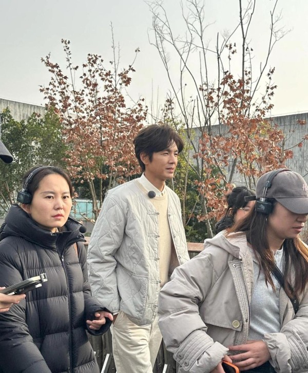 钟汉良现身成都熊猫基地，帅得超有范儿，不愧是童年男神天花板！