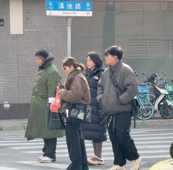 闫妮上海街头生图曝光！风吹乱发不躲，这才是真“松弛感”天花板选项