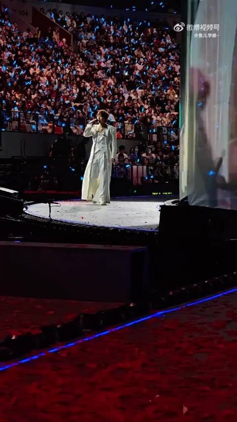 张杰演唱会打破舞台边界，观众近距离互动值回票价