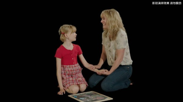 男人偷偷溜进朋友女儿的房间，问她愿不愿意和他一起玩洋娃娃游戏