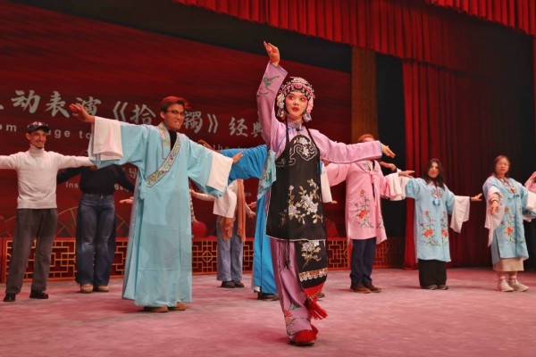 北京朝阳：中外友人沉浸式感受国粹魅力