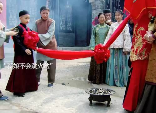 小小年纪就懂得护妻,长大了还得了!