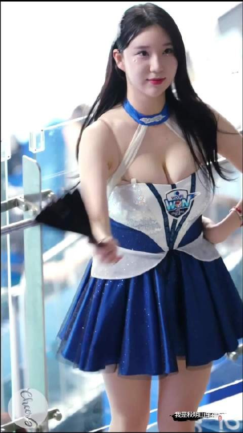 韩国拉拉队小姐姐真的是会活跃气氛，一直在跳舞蹦蹦跳跳超级可爱