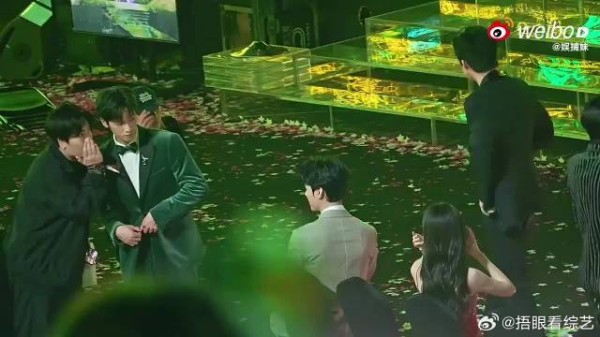 李昀锐被助理劝阻坐孟子义旁