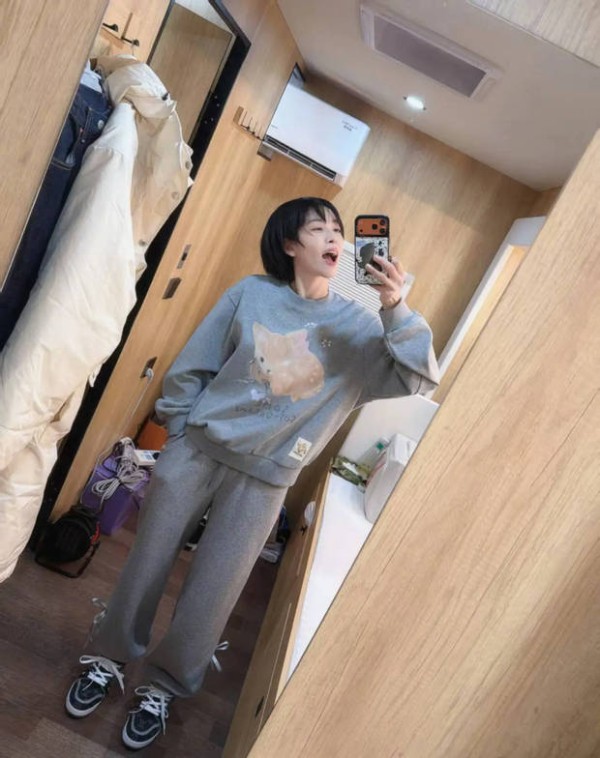 宋茜随性摆拍，元气拉满。