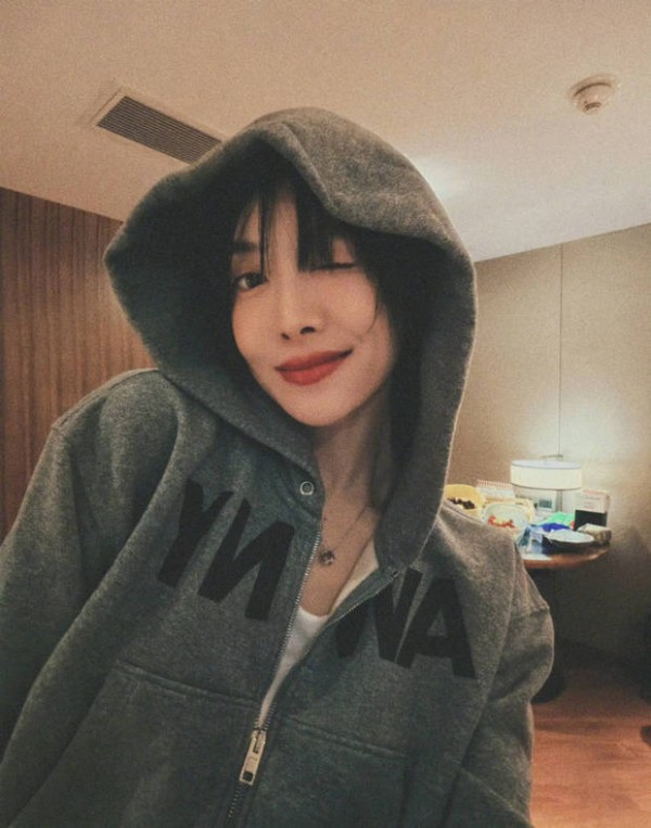 宋茜戴帽歪头眨眼，笑意清甜。