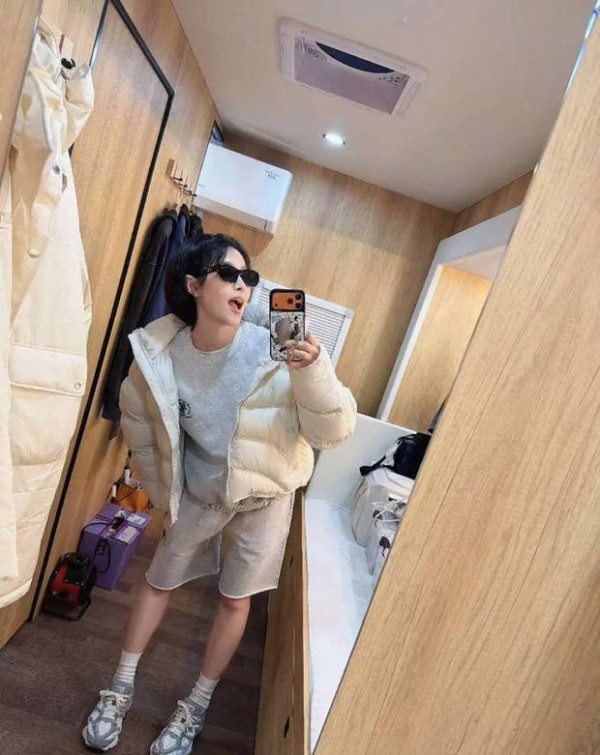 宋茜短发造型配简约穿搭 随性慵懒氛围感拉满