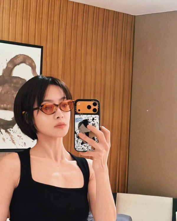 宋茜神态冷艳，秀精致锁骨。