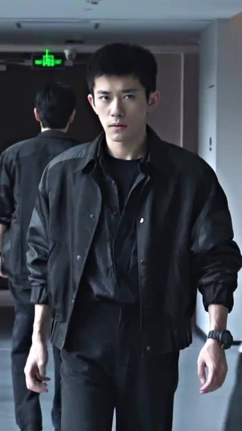 易烊千玺走姿回眸眼神杀引期待