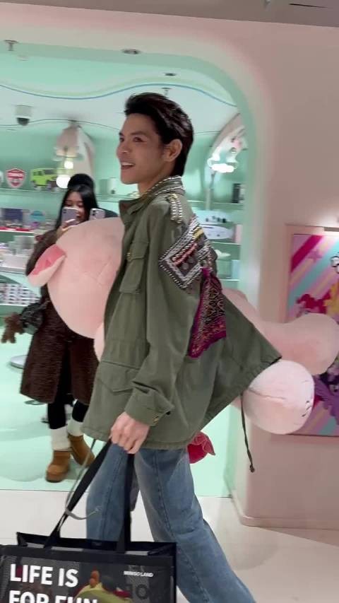 向佐抱了头送老婆，因为郭碧婷属哈哈