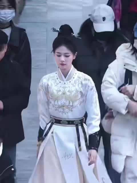 白鹿新剧《唐宫奇案》饰演疯批侦探李佩仪