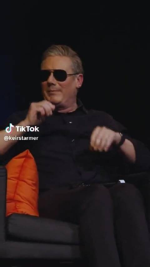 基尔·斯塔默模仿马克龙的时尚: “你好”