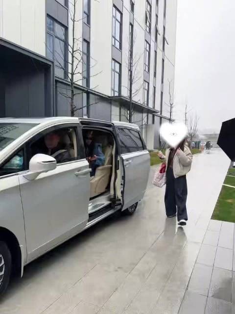 黄圣依全素颜亮相东方卫视春晚彩排，皮肤白皙状态佳