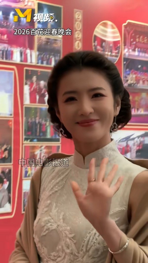 李云霄亮相百花迎春晚会，身着白色旗袍