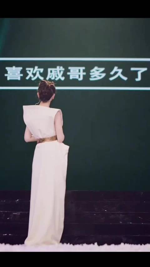 戚薇变装撞脸谁都不重要，只知道戚薇斩男又斩女，李承铉防男又防女