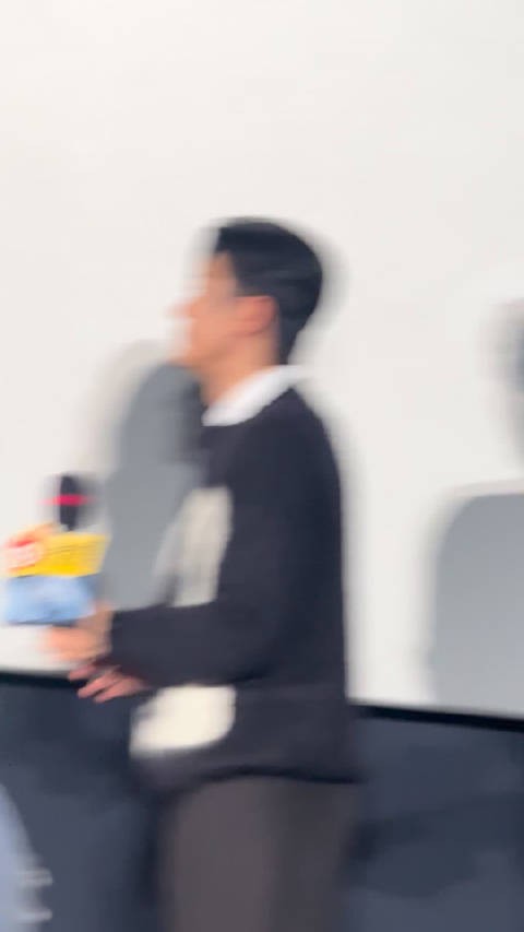 郑希怡模仿辛芷蕾问有无影后感觉，两人持奖杯合影