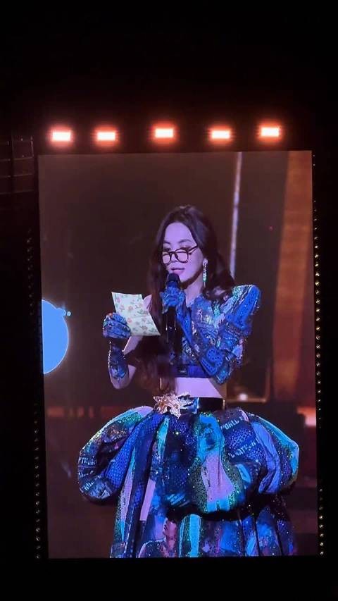 Ella戴老花镜读信网友破防:“我的青春一去不复返”