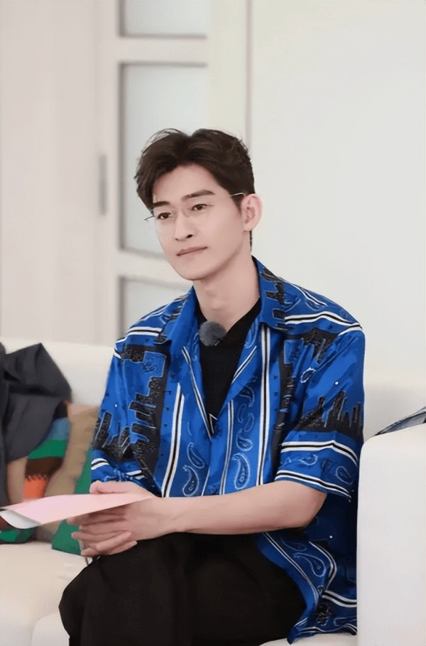 张翰澄清夜会美女传闻后首露面，专注话剧舞台寻求转型突破