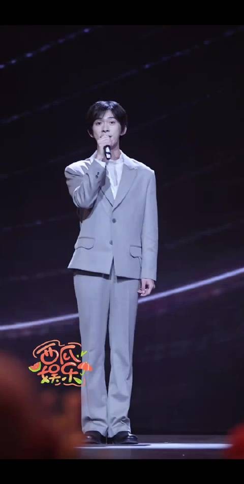 易烊千玺这套灰色西装直接帅到我心巴上!清冷气质拉满,少年感满满