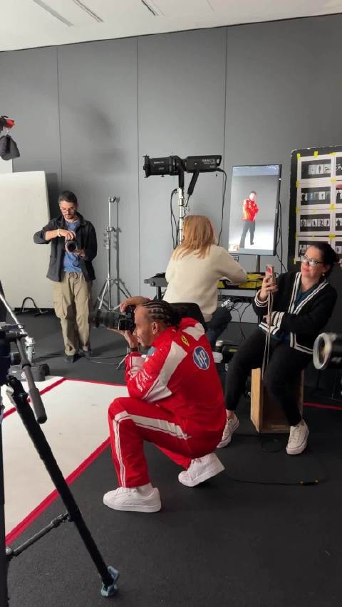 7冠王、汉密尔顿一本正经的给勒克莱尔拍照