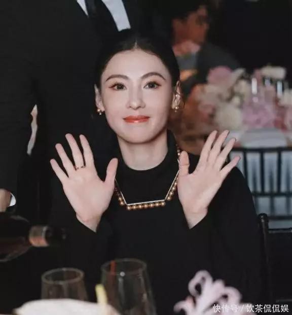 张柏芝机场泪送儿子留学，二儿子成全场焦点！