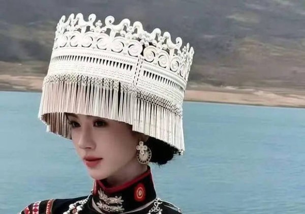 搜狐娱乐讯 近日,鞠婧祎解锁苗疆少女妆造,银饰头饰配民族服饰,灵动又惊艳。