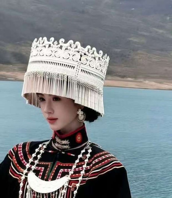 鞠婧祎头戴银冠,温婉动人。