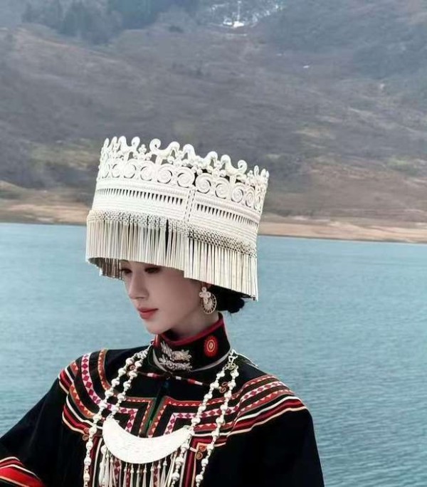 鞠婧祎身着民族服饰,气质脱俗。