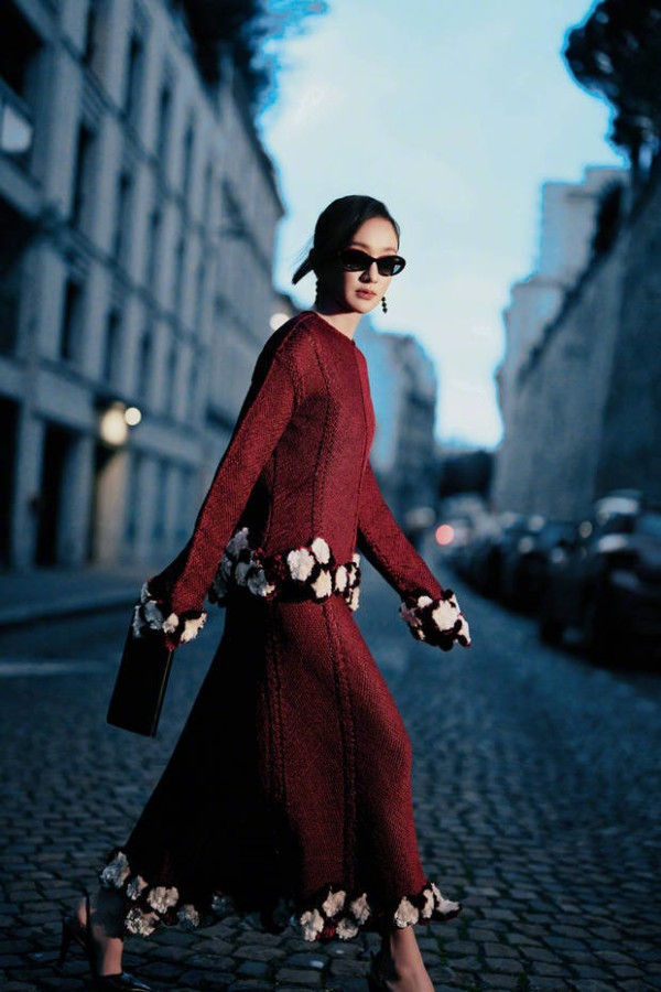 周迅穿酒红色长裙漫步巴黎街头,优雅贵气