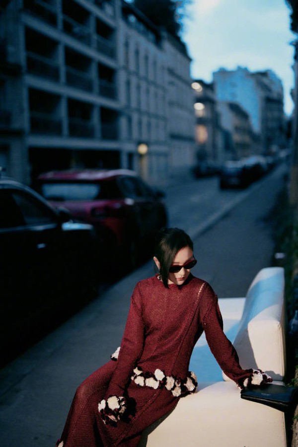 周迅垂眸浅笑，松弛雅致。