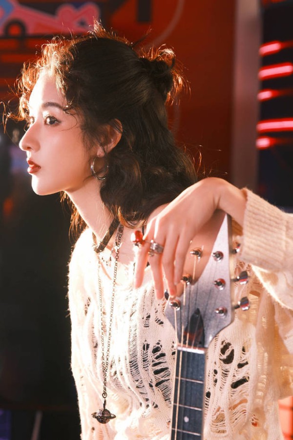 王玉雯米白镂空毛衣造型复古感拉满 梦回千禧年街头