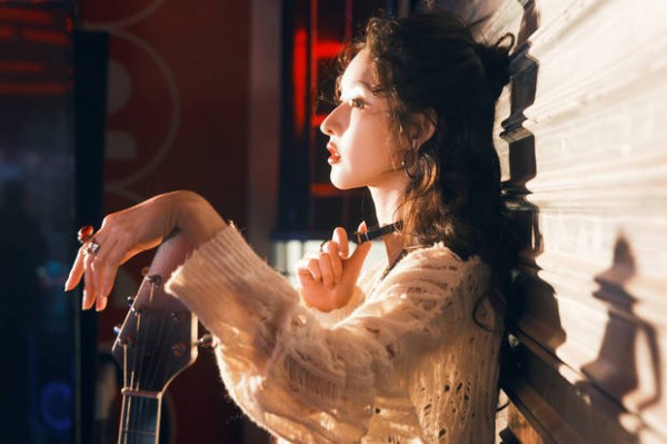 王玉雯站在光影下复古感满满。