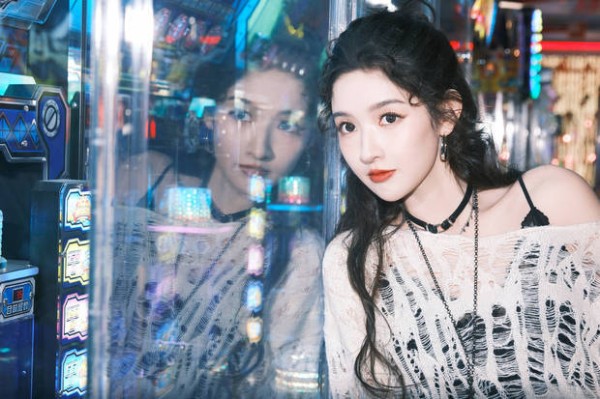 王玉雯玻璃倒影与霓虹交织，气质清冷又灵动。