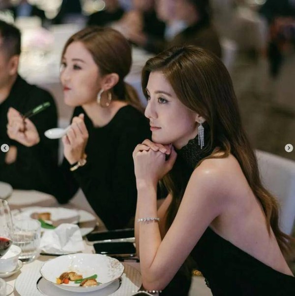 香港百亿新抱南极“跳海”，表情失控，单场直播带货狂卖1.5亿，