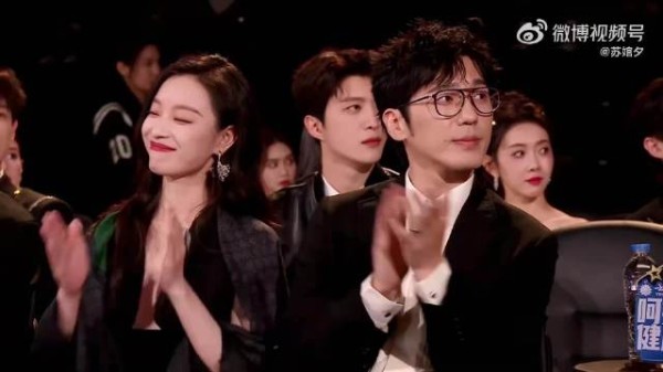 一听到自己名字，倪妮直接脱下披肩露出事业线