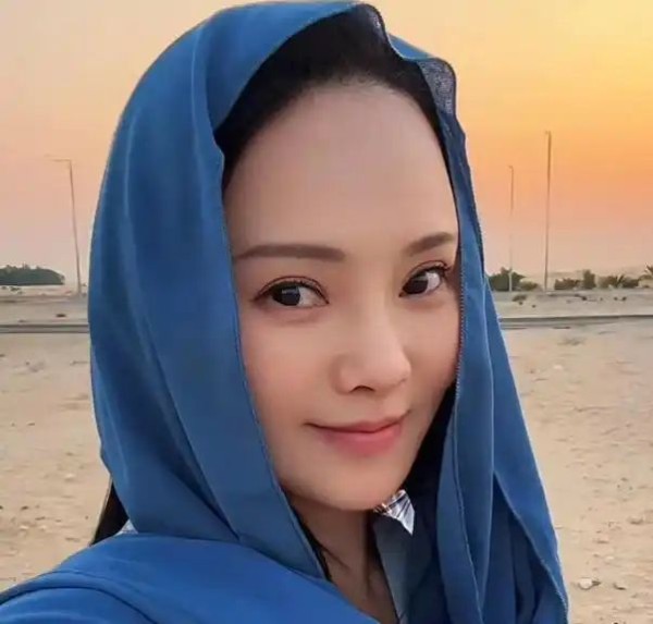 伊能静再婚11年首晒沙漠泳池比基尼照，腰臀曲线引热议