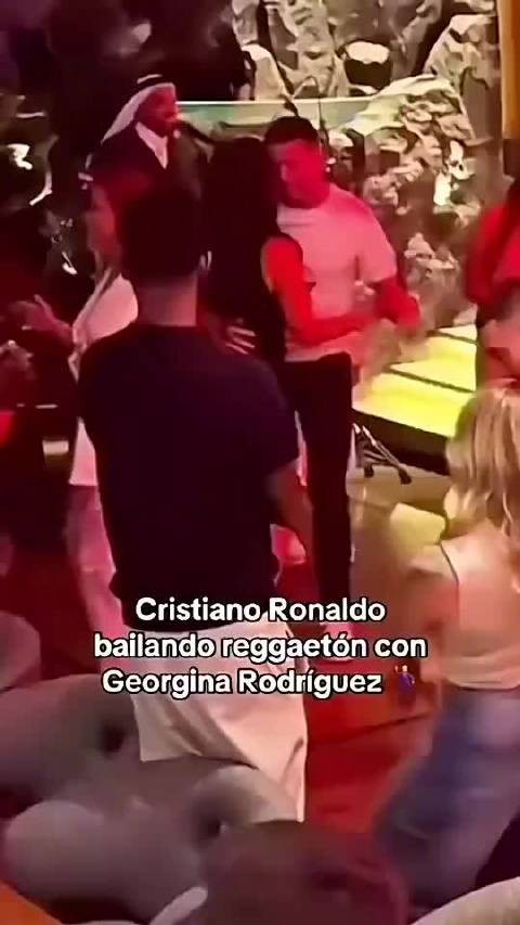 C罗在乔治娜的32岁生日派对上跳舞,这舞姿什么水平?
