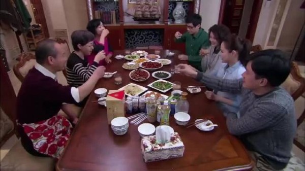 房子主人回家,没想看到里面有一家子在吃饭,当场爆发了!