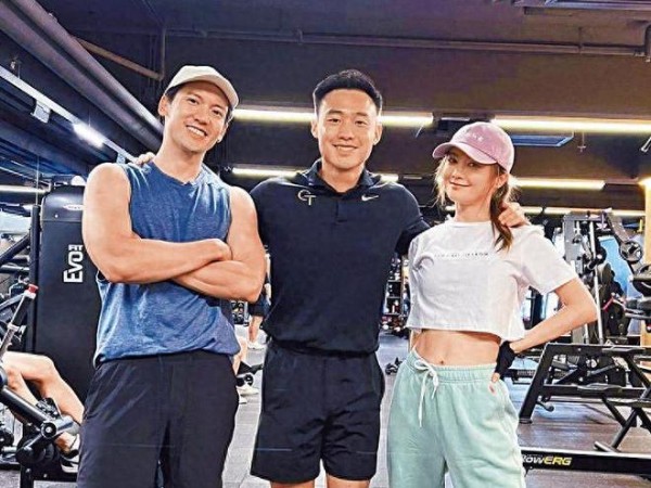 蔡卓妍小10岁私教男友收入曝光，时薪2000月入10万，每日课时爆满