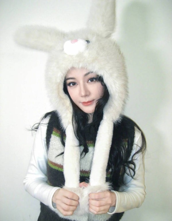 迪丽热巴秒变可爱兔女郎。