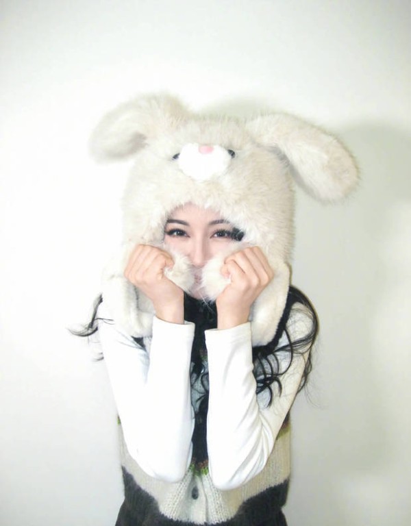 迪丽热巴笑容灿烂，眼睛笑成了月牙儿。